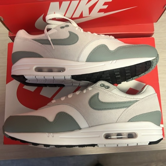 Brand New Sz 10.5 Nike Air Max 1 ‘Mica Green’ w/ box (see photo minor damage) - Picture 2 of 7